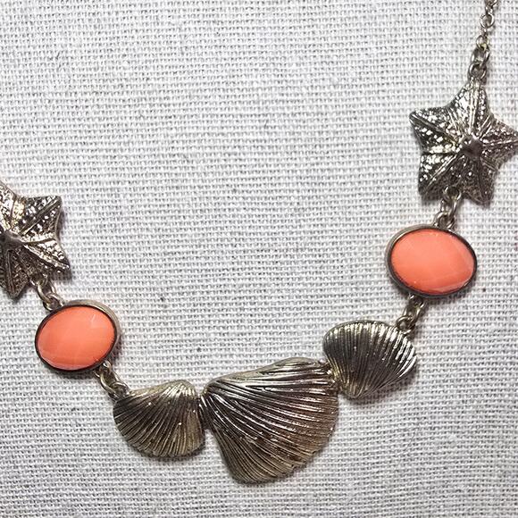 Vintage shells & starfish necklace with opaque coral crystals - Picture 4 of 7